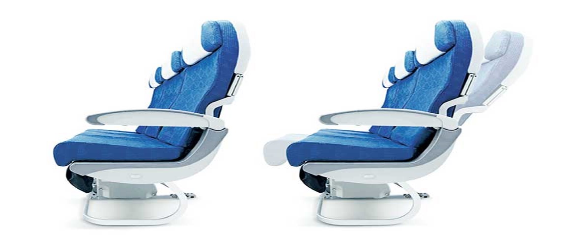 기내 좌석 등받이 조절하는 모습