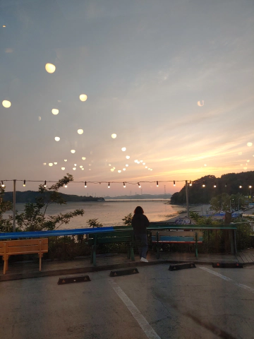 뻘다방-쪽을-목섬-내려가는-가게-앞에서-바라보는-우리-언니