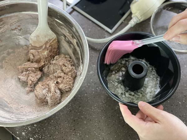 녹인 버터를 틀에 바른다