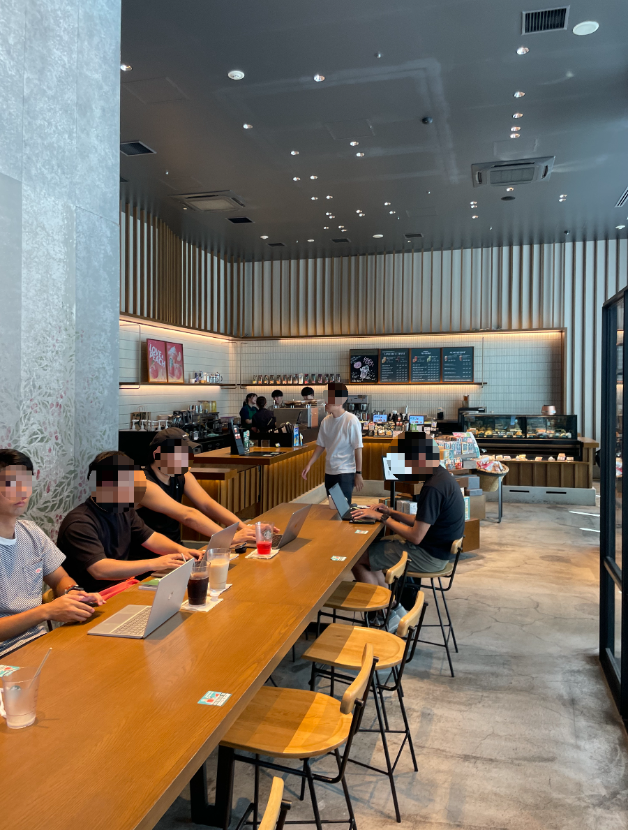 도쿄역 킷테 마루노우치 타워(구.도쿄 중앙 우체국) 스타벅스