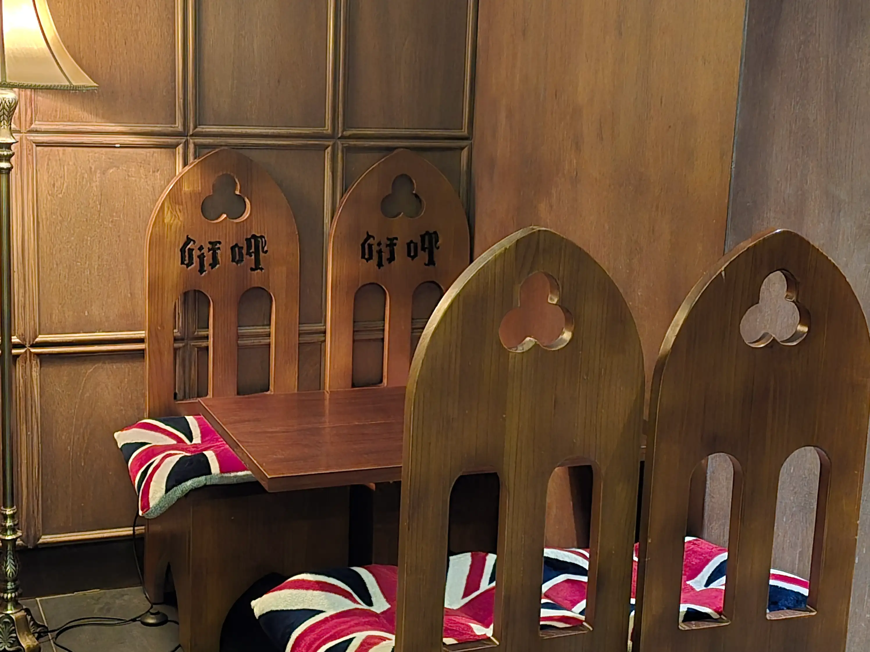 따뜻한 분위기를 연출하는 벽난로 옆에 놓인 편안한 소파 좌석, 독서를 하거나 대화를 나누기 좋다