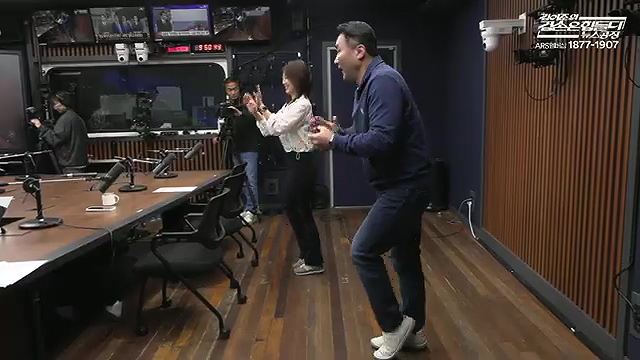 김어준의 겸손은힘들다 뉴스공장 2025년 10월 23일 목요일 [박주민, 한인섭, 김교흥, 이병철, 신용한, 주진우, 겸손NSC, 정미라, 윤복남, 스포츠공장].mp4_20251023_205707.602.jpg