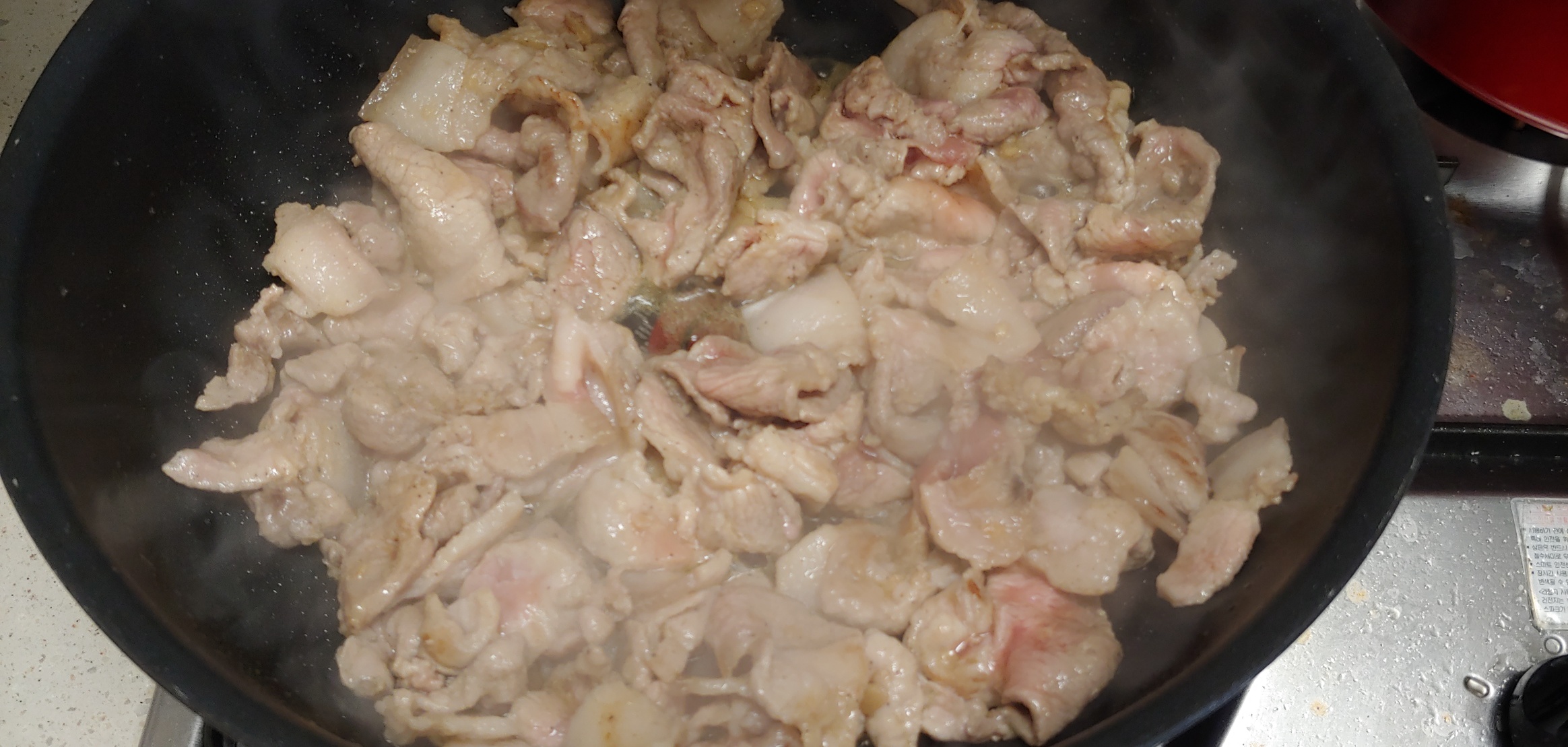고기는 적당히 핏기가 없어질 정도로만 강불에 볶아주시고