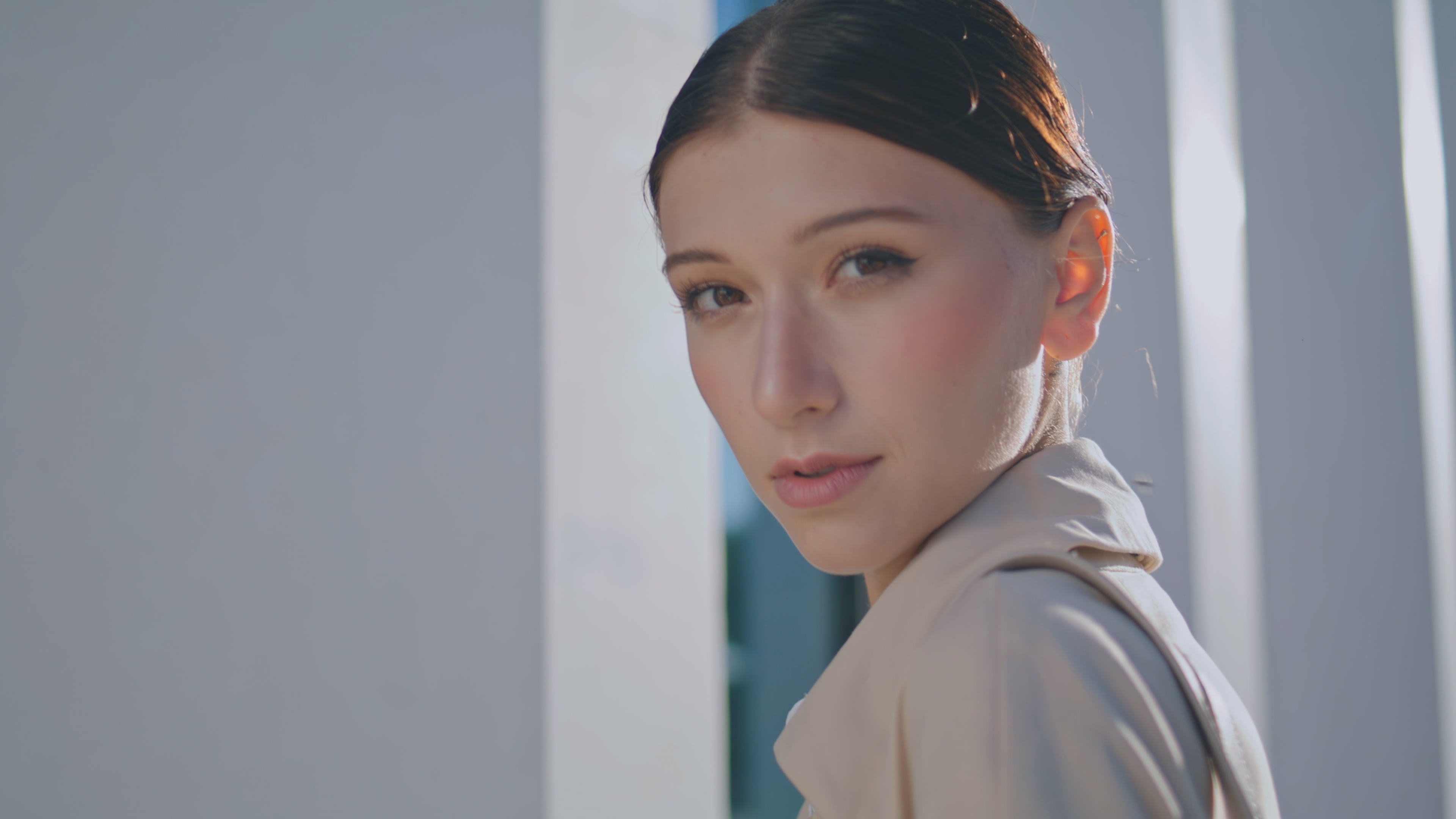 충주교차로 구인구직 사이트에서 구직을 통하여 일자리를 구한 여성의 이미지