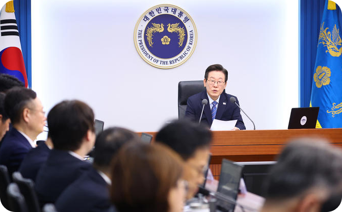 이재명 대통령이 지난 18일 서울 용산 대통령실에서 열린 수석보좌관회의에서 국기에 경례하고 있다. [사진 출처 = 연합뉴스]