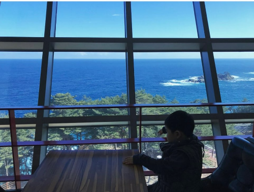 식장에서-바다를-바라보는-어린이