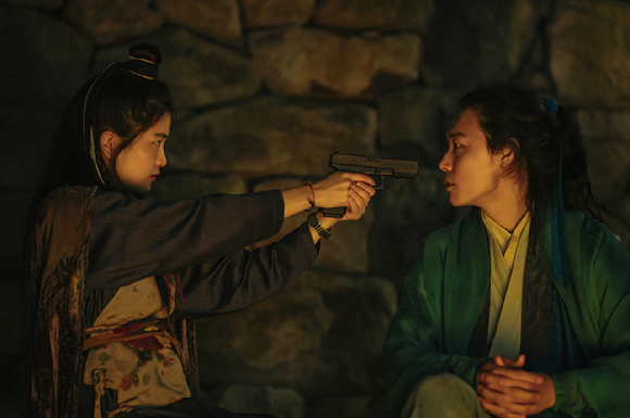 배우 김태리와 류준열이 영화 '외계+인' 2부(감독 최동훈)에서 연기 호흡을 맞추고 있다. [사진=CJ ENM]