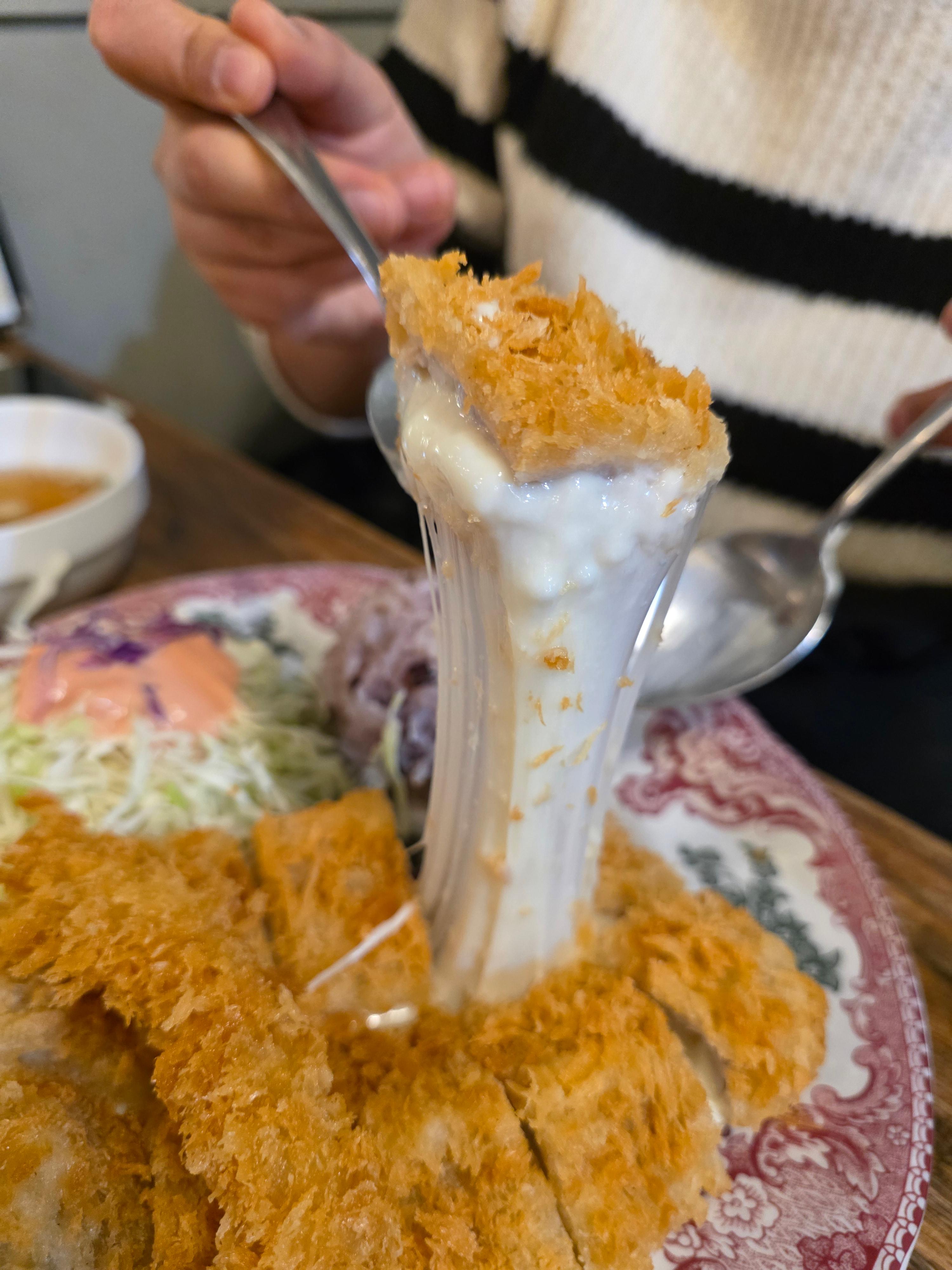 압도적인 비주얼, 치즈가 쭉쭉 늘어나는 치즈돈까스