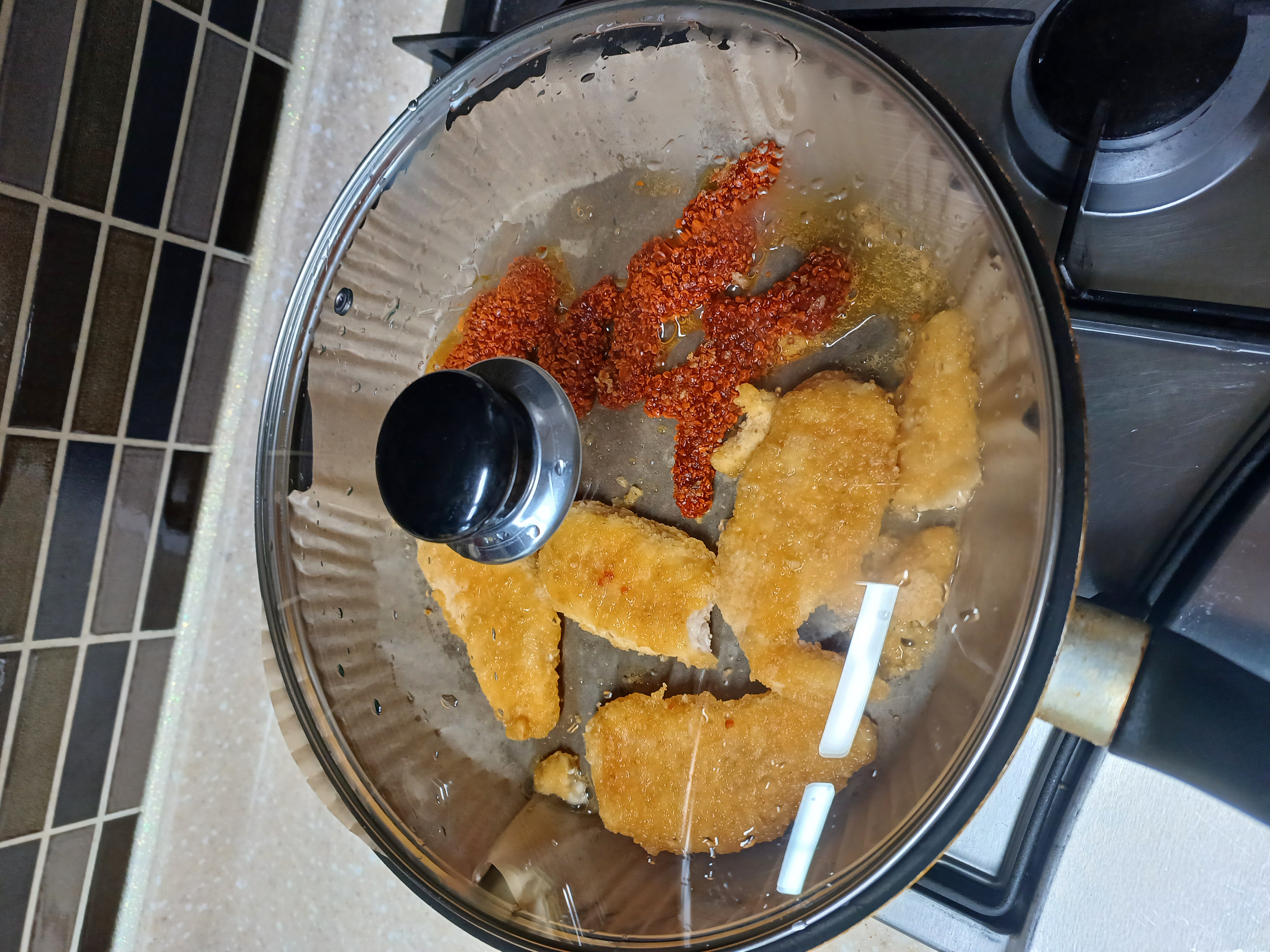 하림 불용가리 치킨과 통안심 크런치 텐더 익히는중