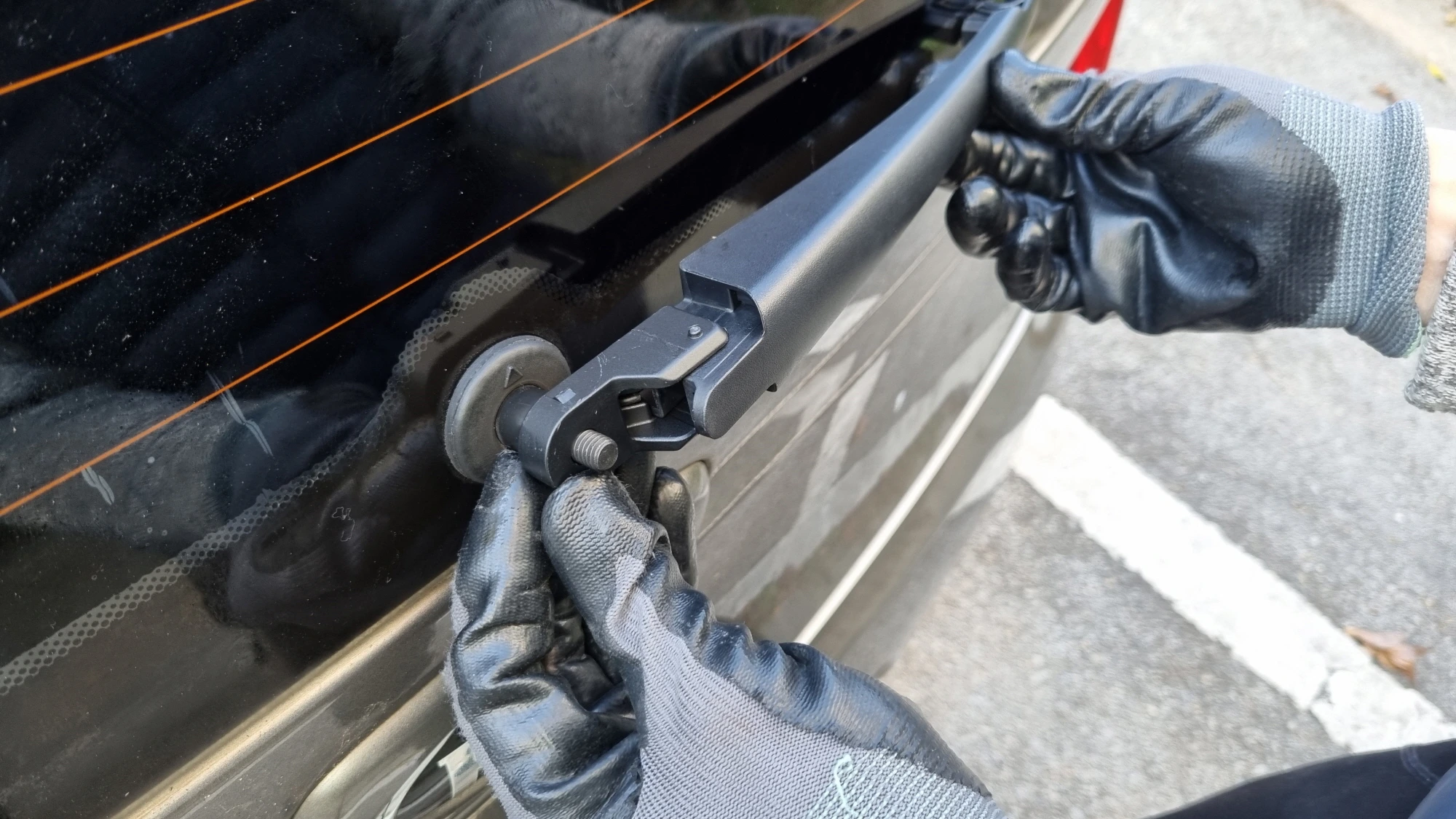 와이퍼암 끼우는 모습