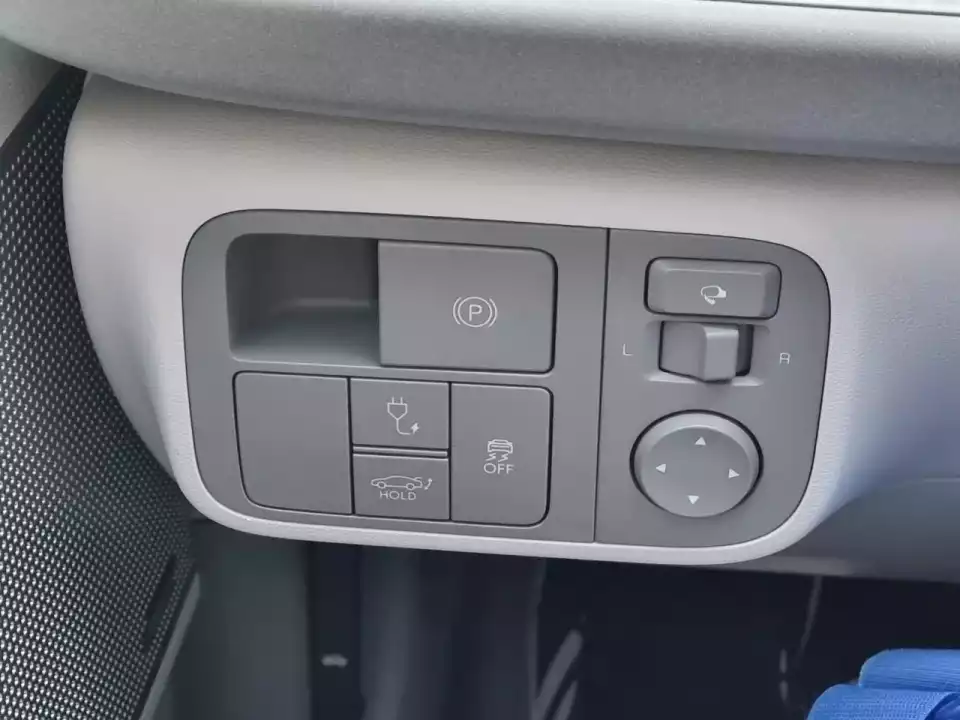 DSM의 좌우 시야는 운전대 바로 왼쪽 아래 버튼으로 조절합니다.