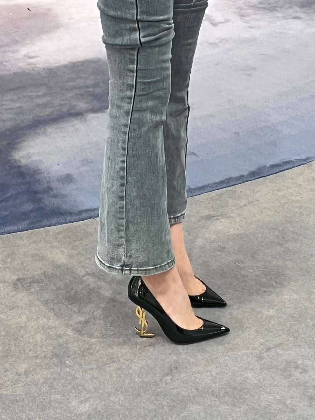 생로랑 오피움 펌프스 페이턴트 블랙 금장 에스리아
