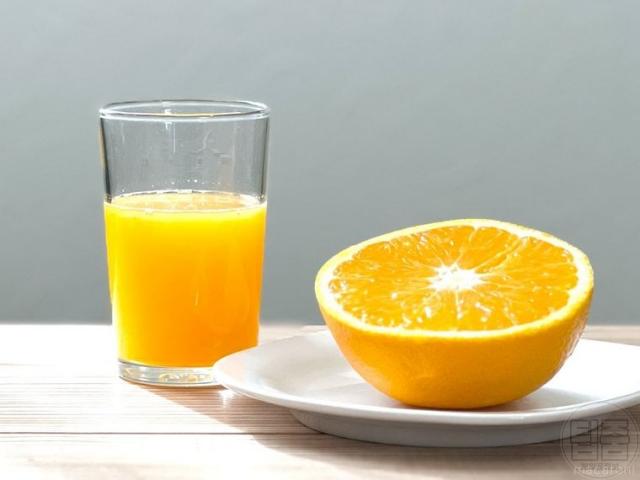 오렌지 주스 짜기 2배 오렌지즙 짜는 기계 없이