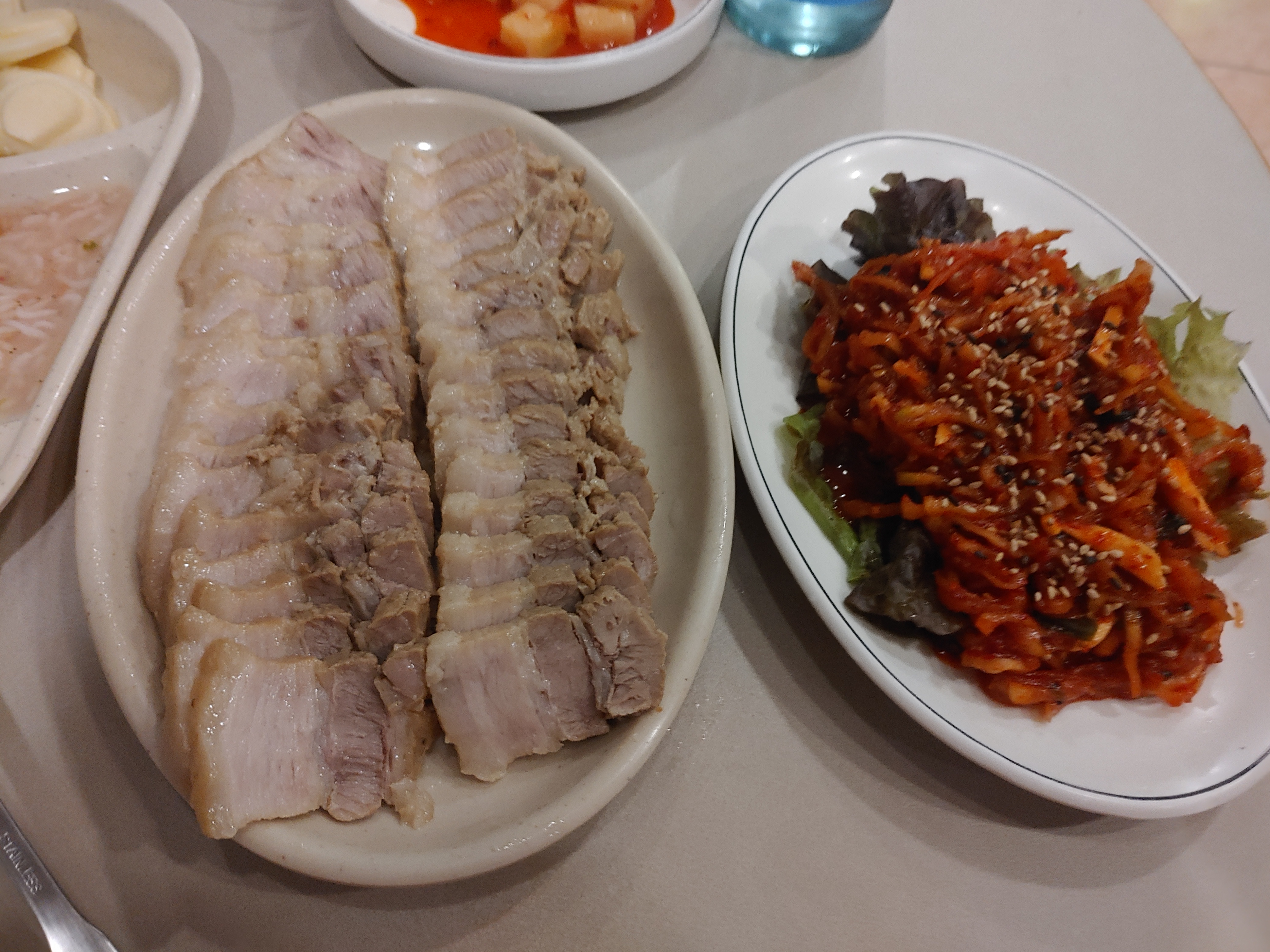 보쌈과 소주 맛있는 한방족발보쌈