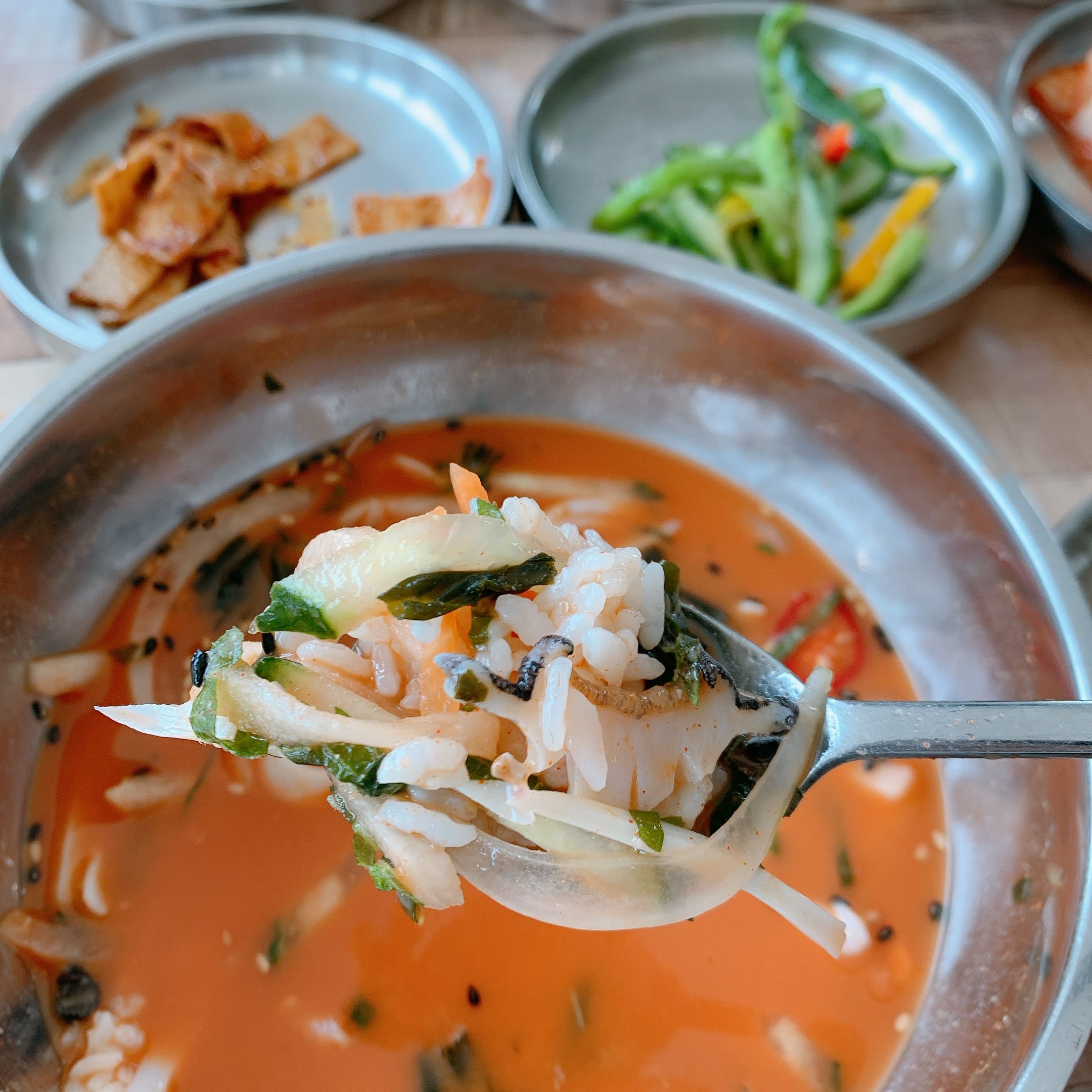 물회야 해물모듬물회에 밥말아서 한 숟가락