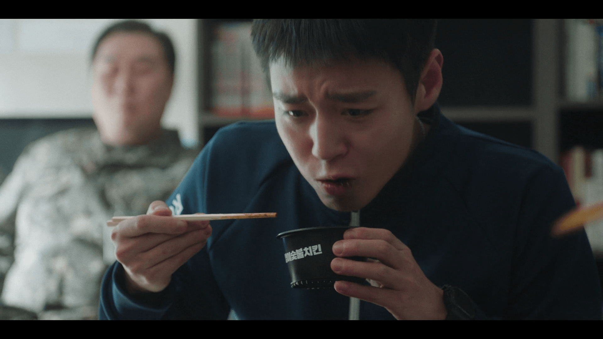tvn 티빙 취사병 전설이 되다 7화에서 기영이 숯불치킨 전속 모델다운 완벽한 먹방 연기를 선보이는 주인공 박지훈