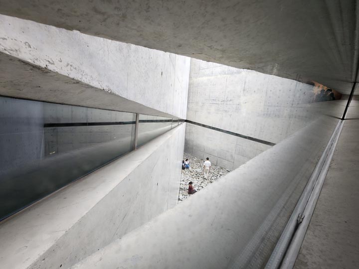 복도에서 본 삼각코트-1