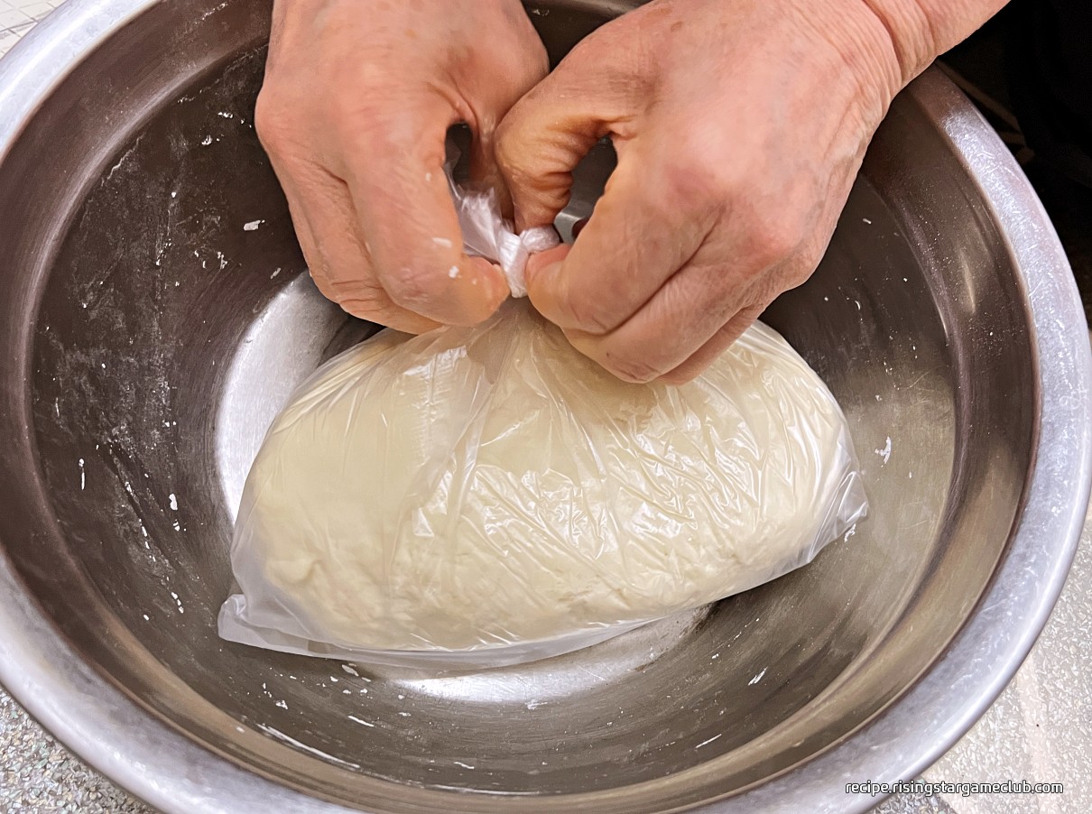 바지락 칼국수의 반죽을 숙성하기 위해 비닐에 포장한 사진