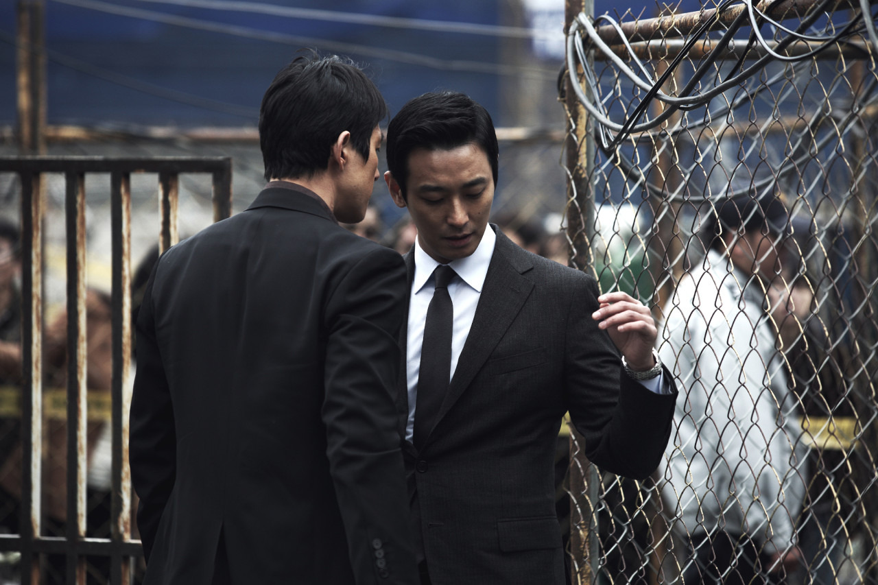 아수라 속 생존 본능, 권력의 괴물성, 인간성의 붕괴