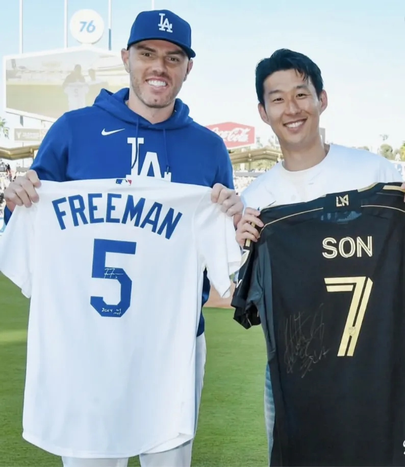 손흥민 시구&amp;#44; 뷔 시구&amp;#44; MLB 시구&amp;#44; 메이저리그 시구&amp;#44; 손흥민 MLB&amp;#44; 뷔 MLB&amp;#44; 다저스타디움 시구&amp;#44; 양키스타디움 시구&amp;#44; MLB 시구 비교&amp;#44; 시구 레전드&amp;#44; MLB 역대 시구&amp;#44; 조지 부시 시구&amp;#44; 버락 오바마 시구&amp;#44; 50센트 시구&amp;#44; 시모네 바일스 시구&amp;#44; 유현진 배지현 시구&amp;#44; K스타 시구&amp;#44; 한류 스타 시구&amp;#44; MLB 팬 서비스&amp;#44; 뷔 손흥민 브로맨스&amp;#44; 뷔 팬 서비스&amp;#44; 손흥민 글로벌 인기&amp;#44; K팝 메이저리그 진출&amp;#44; 메이저리그 한류&amp;#44; MLB 문화 마케팅&amp;#44; 스포츠 퍼포먼스&amp;#44; 한국 연예인 시구&amp;#44; 손흥민 뷔 직캠&amp;#44; 시구 레전드 영상