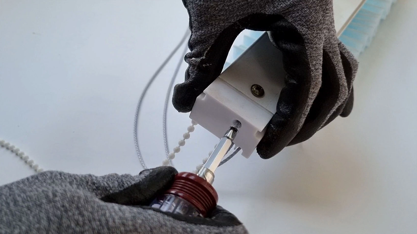 블라인드 레일 커버 여는 모습