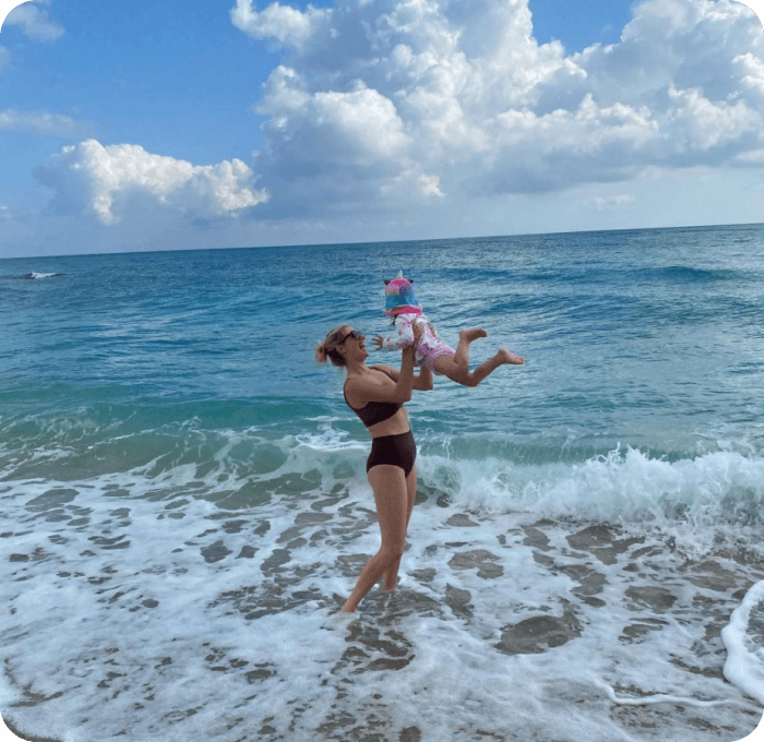 케이트업튼-해변위-딸과의-모습