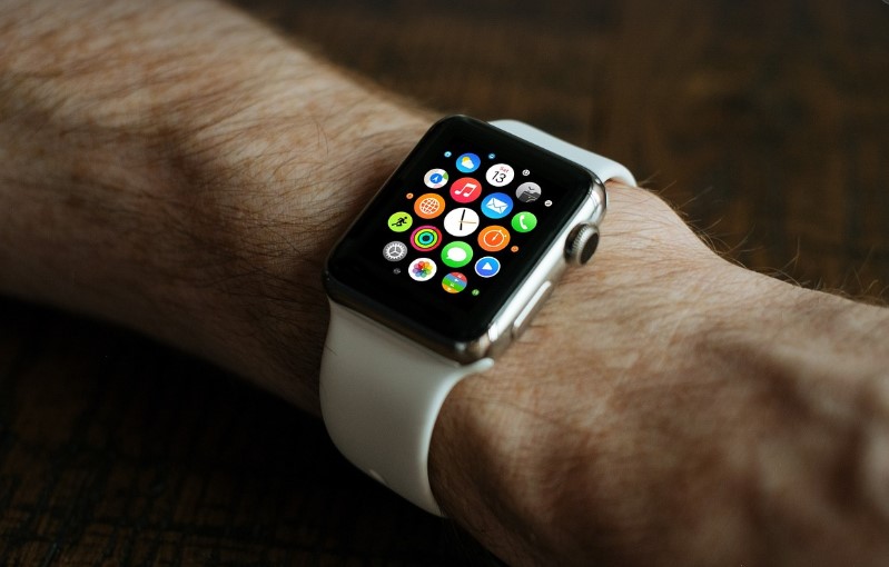 AI 기능이 탑재된 스마트워치로 건강 상태를 실시간 확인하는 장면입니다.