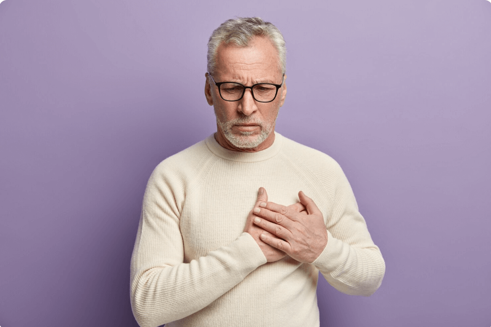 가슴 통증을 느끼는 모습