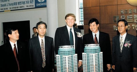 1999년 5월 대우건설 초청으로 한국을 방문한 도널드 트럼프 미 대통령 당선인이 ‘여의도 트럼프월드’ 모델하우스에서 주상복합 아파트 모형을 살펴보고 있다.