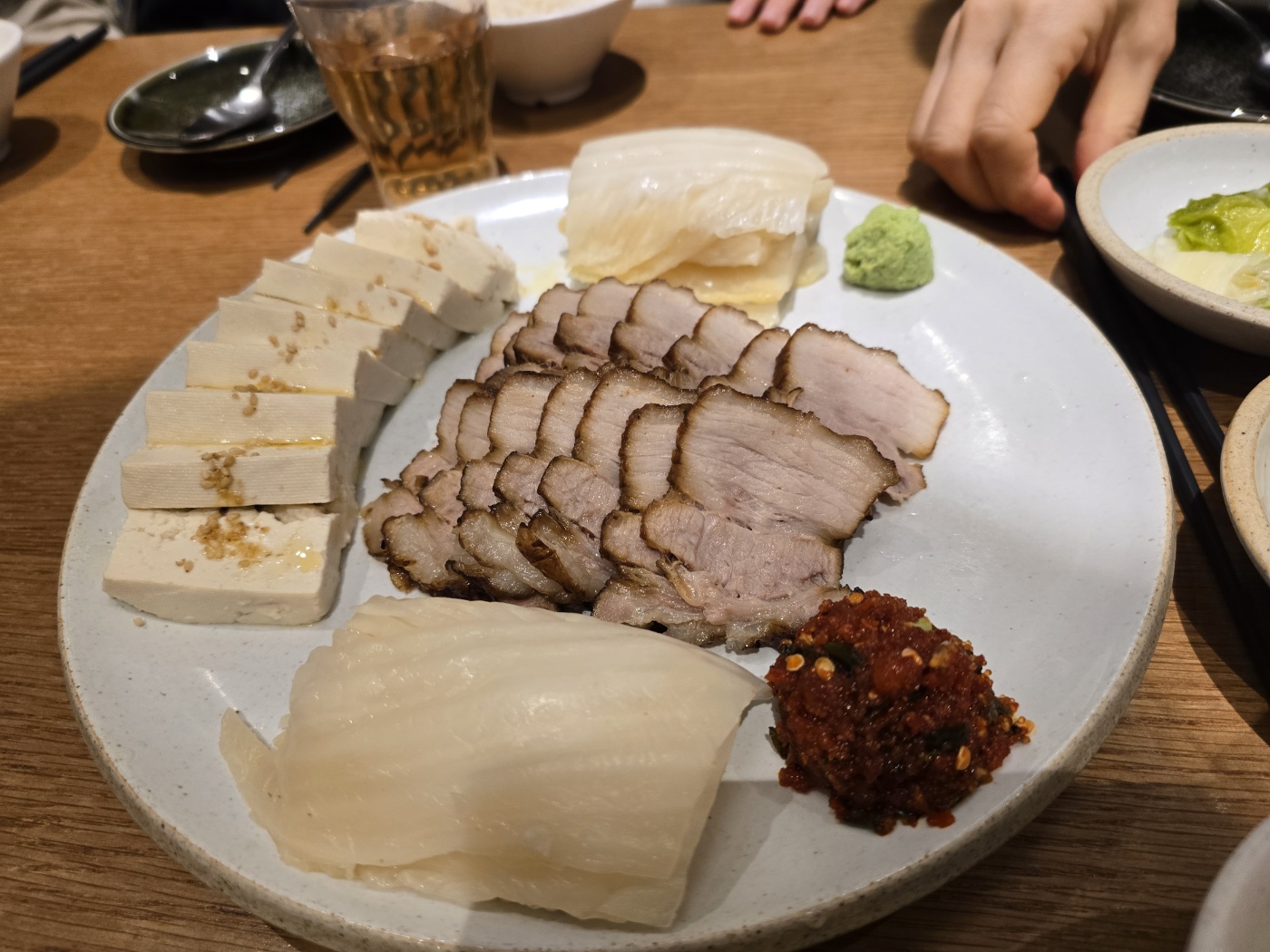 묵은지 두부삼겹 수육과 청어알 그리고 반찬