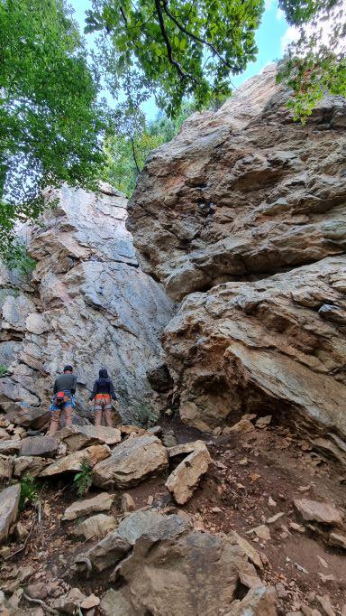 매바위 암장에 선 남여, 등반 준비 중,