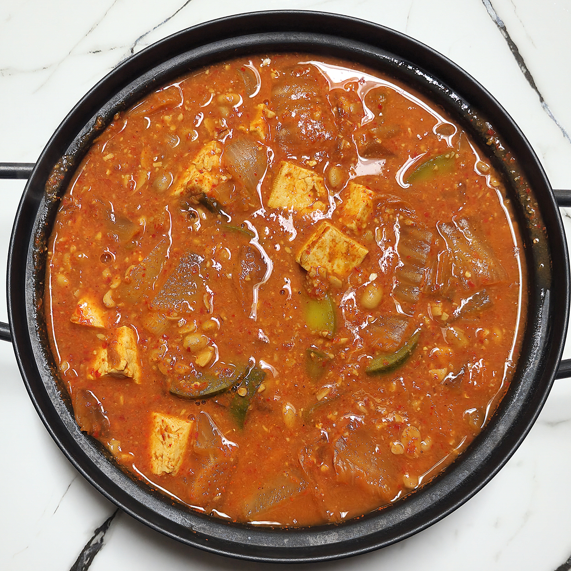 묵은지를-넣고-끓인-청국장찌개