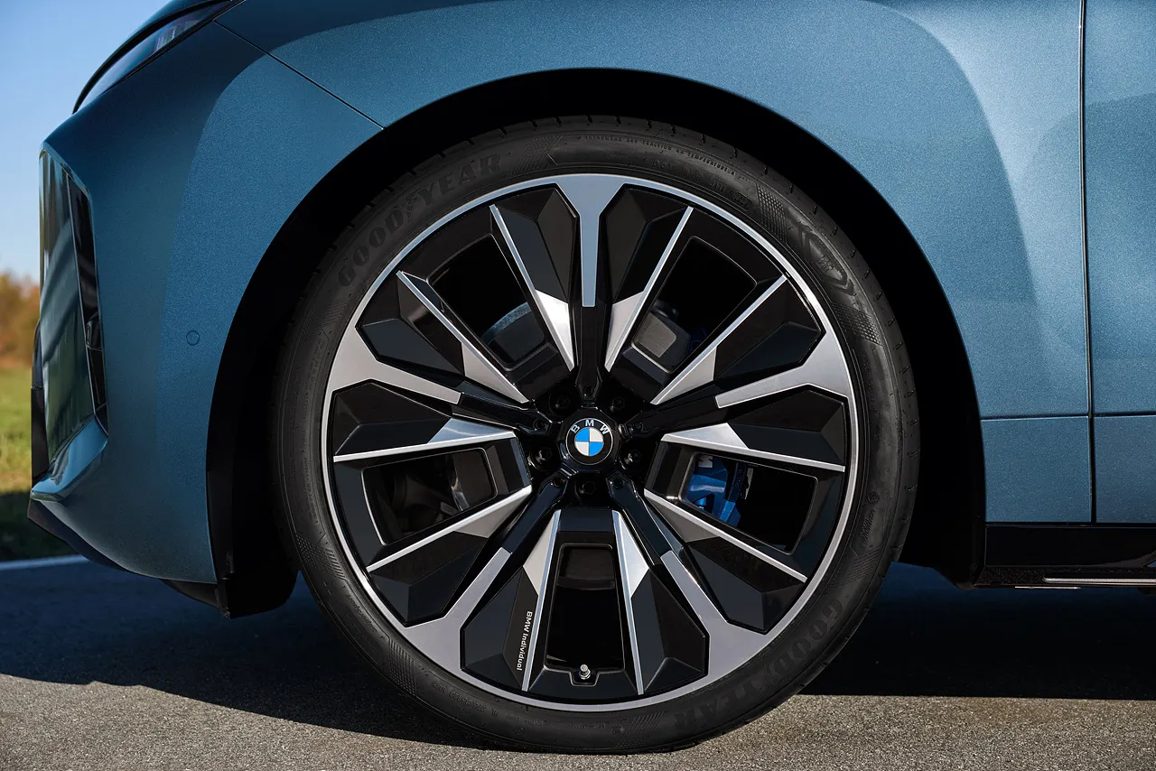 BMW iX 자동차 이미지