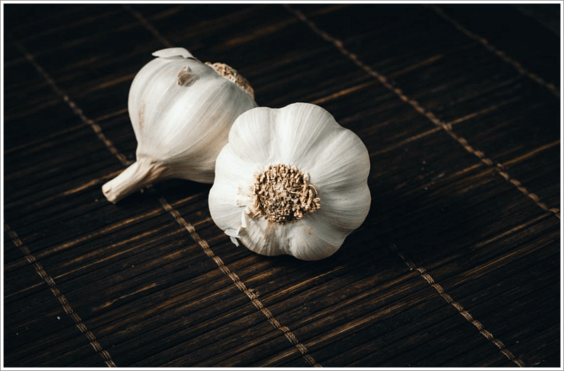 바닥에 놓여져 있는 마늘 2쪽