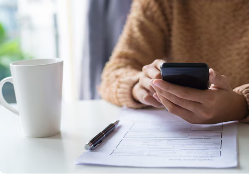 통신사 앱에서 데이터 충전과 포인트 혜택을 확인하는 스마트폰 화면