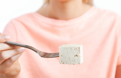 두부를 들고 있는 여성