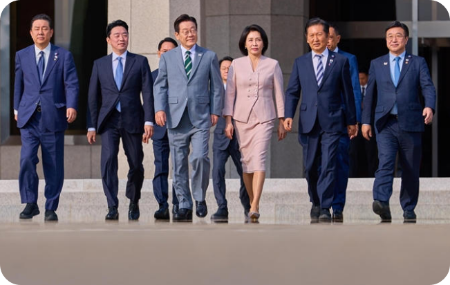 이재명 대통령과 김혜경 여사가 말레이시아 쿠알라룸푸르에서 열리는 아세안 정상회의에 참석하기 위해 경기 성남 서울공항을 통해 출국하고 있다. [사진= 뉴스1]
