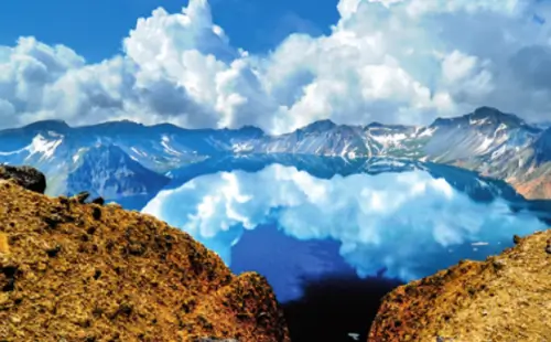 푸른-하늘과-거울처럼-맑은-호수의-색깔이-더욱-진해져-깊이를-알-수-없는-천지의-가을