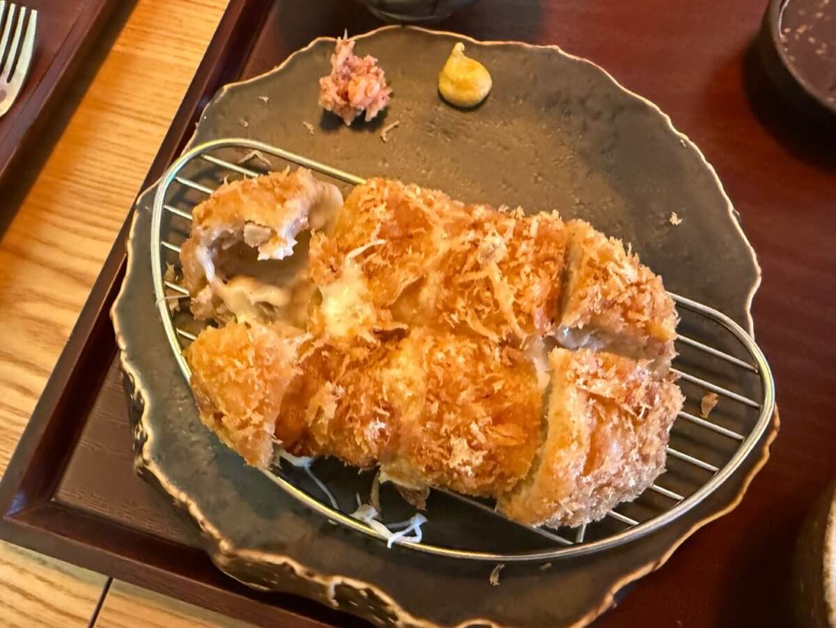 판교 카츠쇼신 치즈카츠 바삭한 튀김과 치즈 단면