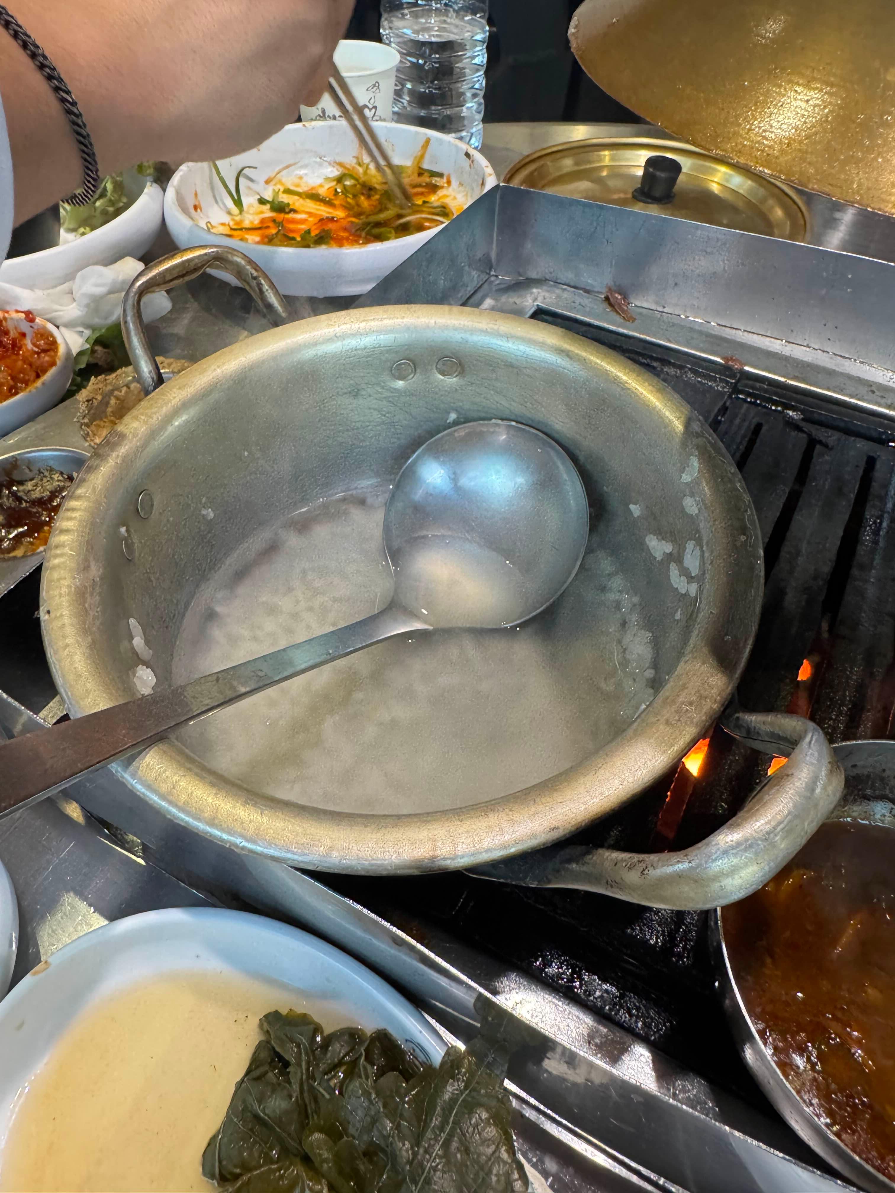 불판 위에서 냄비밤의 누룽지가 끓고있다.
