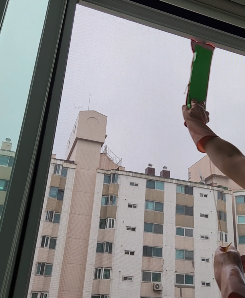 유리창청소-밀땡클리너사용중