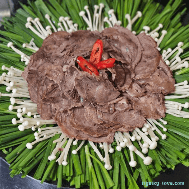 부추와 버섯을 곁들인 아롱사태 수육