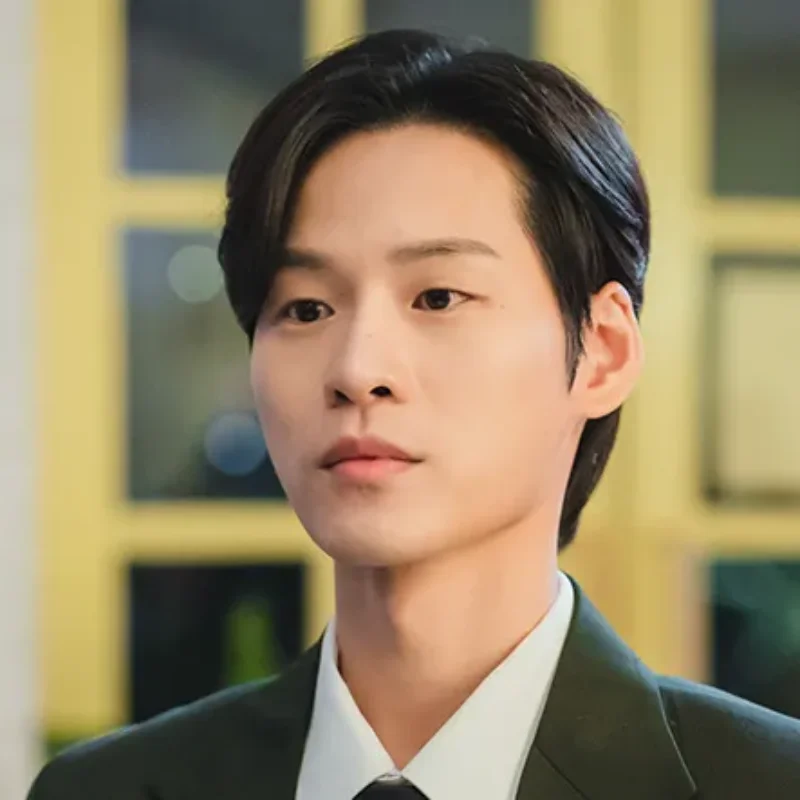 어느 사무실을 배경으로 정장을 입고 단정히 앉아 있는 소용없어 거짓말의 조득찬