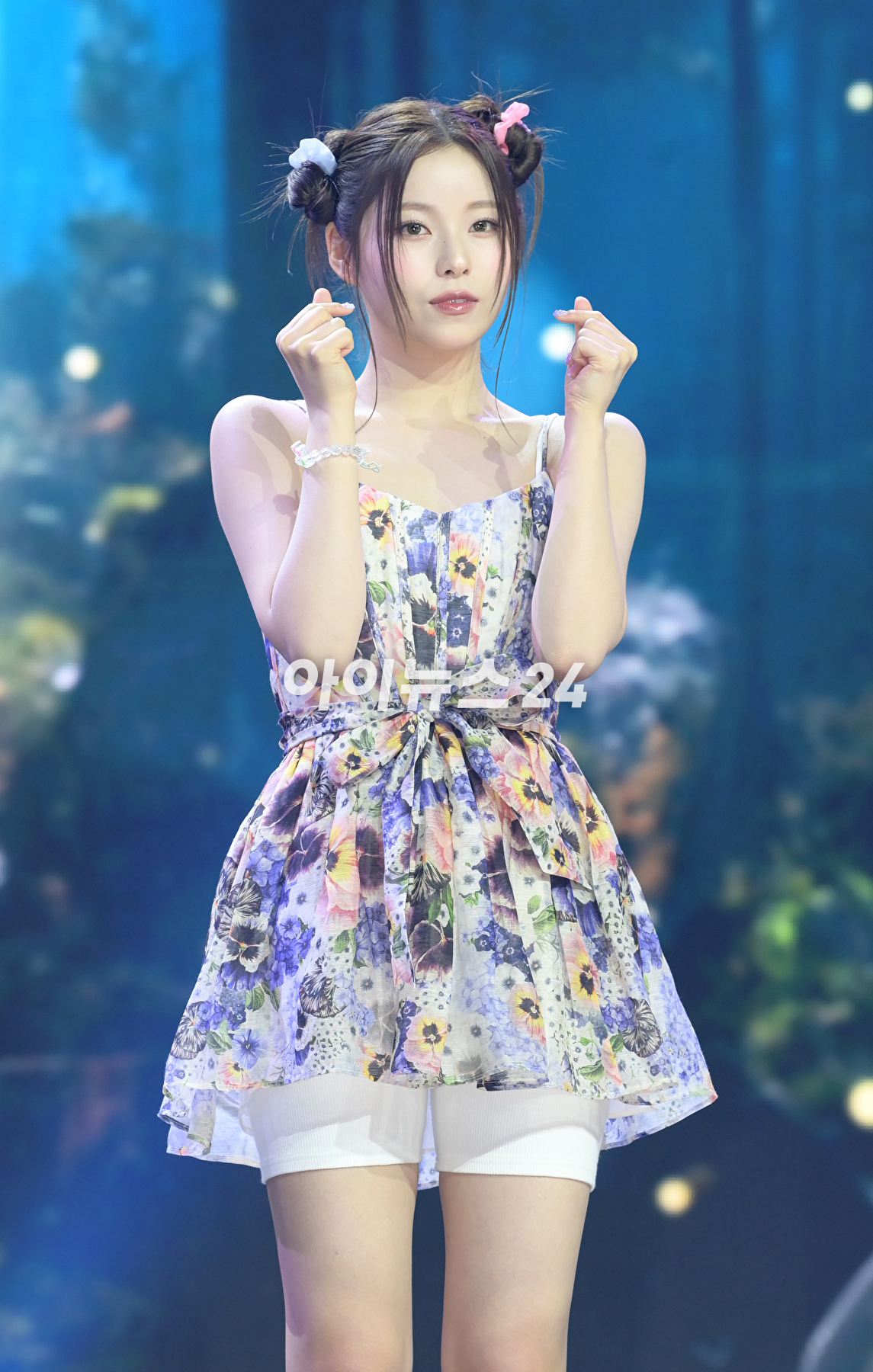 그룹 엔믹스 규진이 11일 오후 서울 용산구 한남동 블루스퀘어에서 열린 엔믹스(NMIXX) 세 번째 싱글 앨범 '어 미드서머 엔믹스 드림'(A Midsummer NMIXX's Dream) 발매 기념 쇼케이스에서 타이틀곡 '파티 어클락' 무대를 선보이고 있다. [사진=정소희 기자]