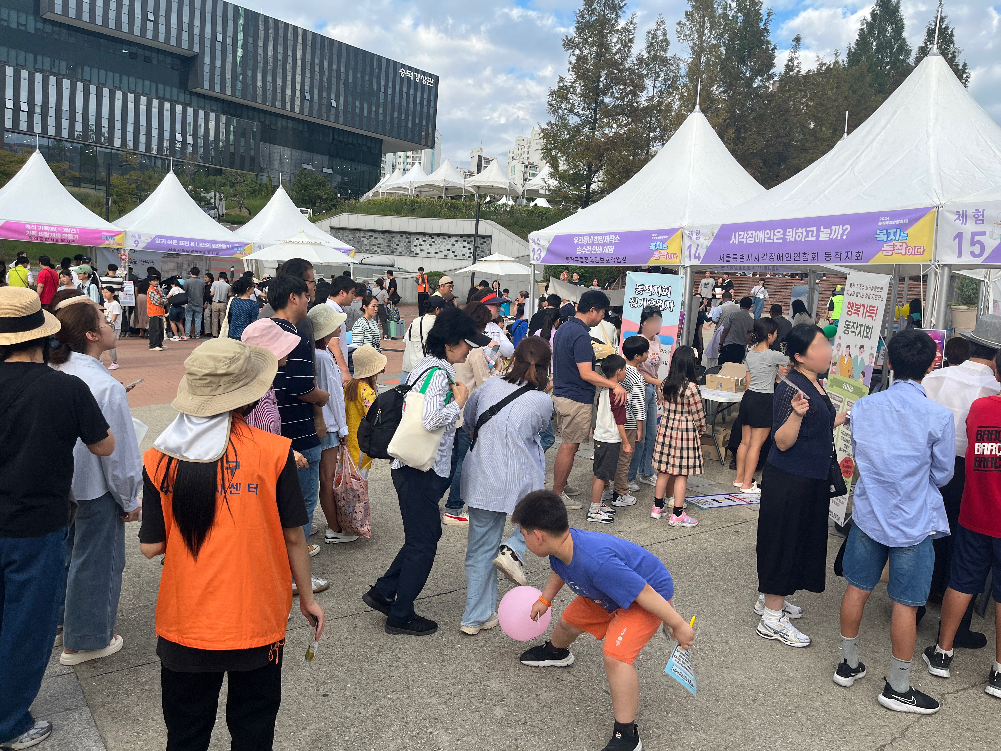 이미지설명: 동작지회 부스앞에 길게 줄 서있는 사람들의 모습