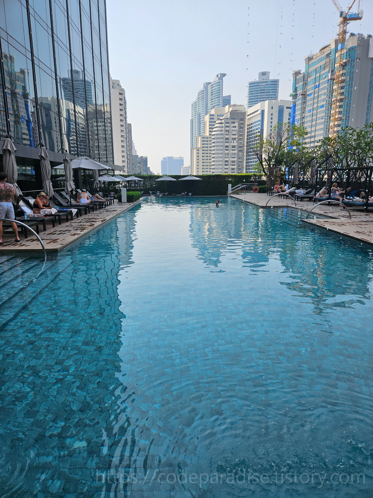 ํธํ
์ฌ์ง