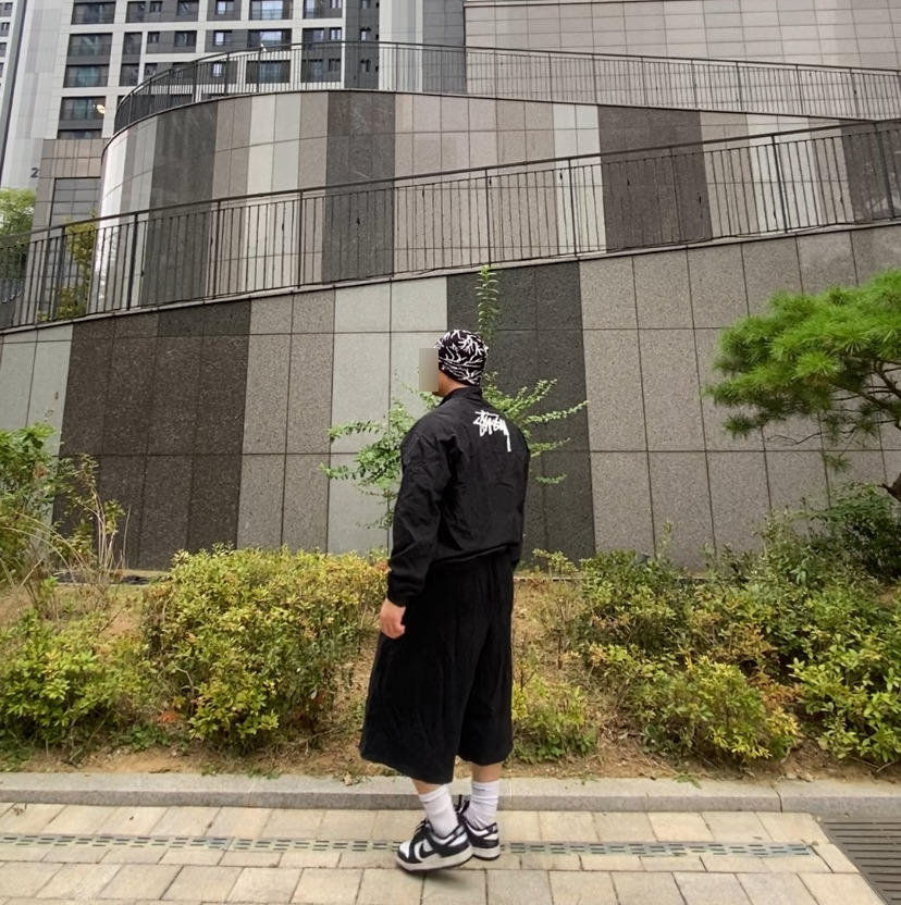 데일리룩('26. 9. 15.)팍스 브랜치 자카드 비니, 나이키 스투시 나투시 아노락, 무신사스탠다드 무신사 와이다 버뮤다 팬츠, 나이키 삭스 양말, 나이키 덩크로우 레트로 범고래