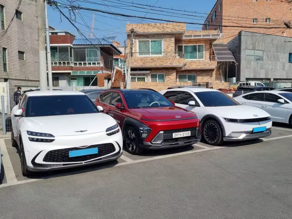 제네시스 GV60과 아이오닉 5 사이에 코나를 세웠습니다.