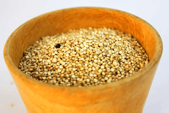 둥그런 나무 그릇에 아마란스 곡물이 가득하다. 작은 통깨처럼 생겼다.