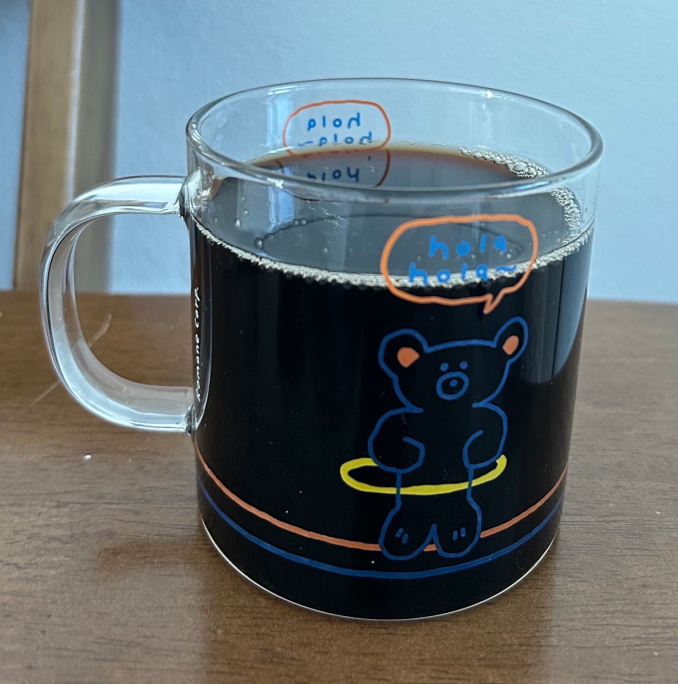 커피빈 아메리카노를 유리컵에 담은 모습